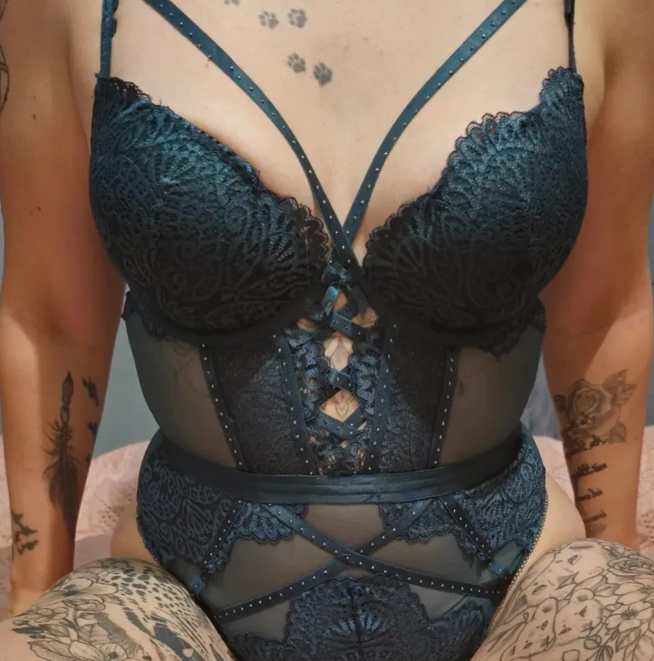 Nadine, 28